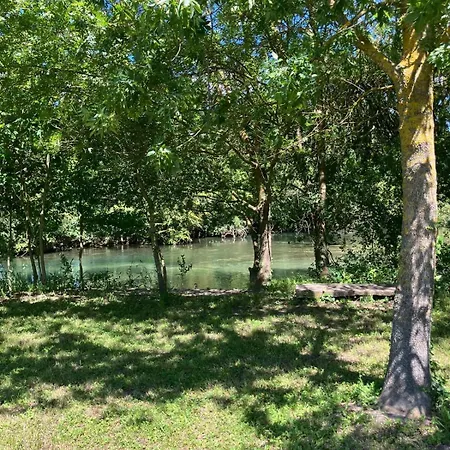 Petit Cocon Avec Terrasse Appartement LʼIsle-sur-la-Sorgue Buitenkant foto